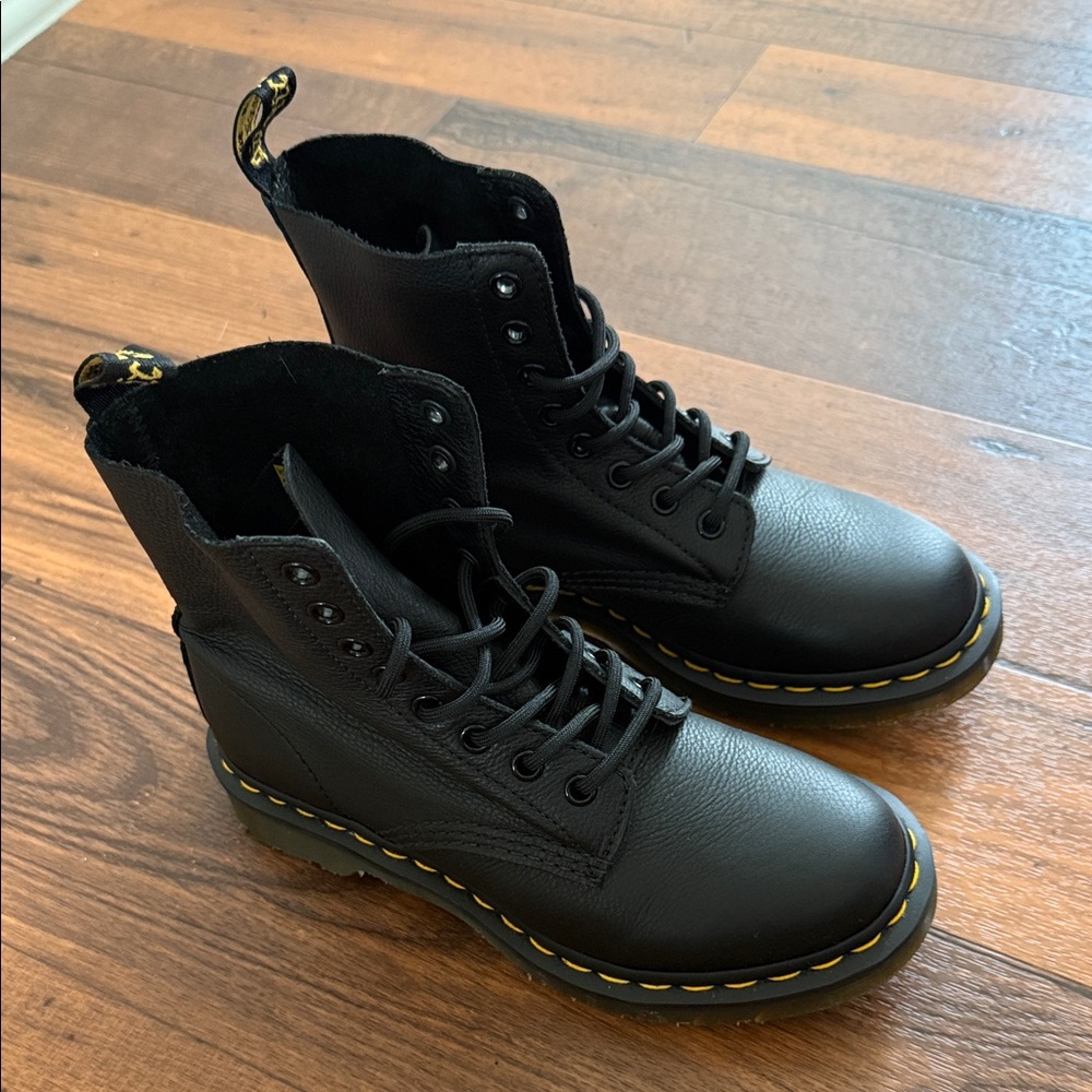 NWOT Dr Martens Leather Lace-Up Boots
